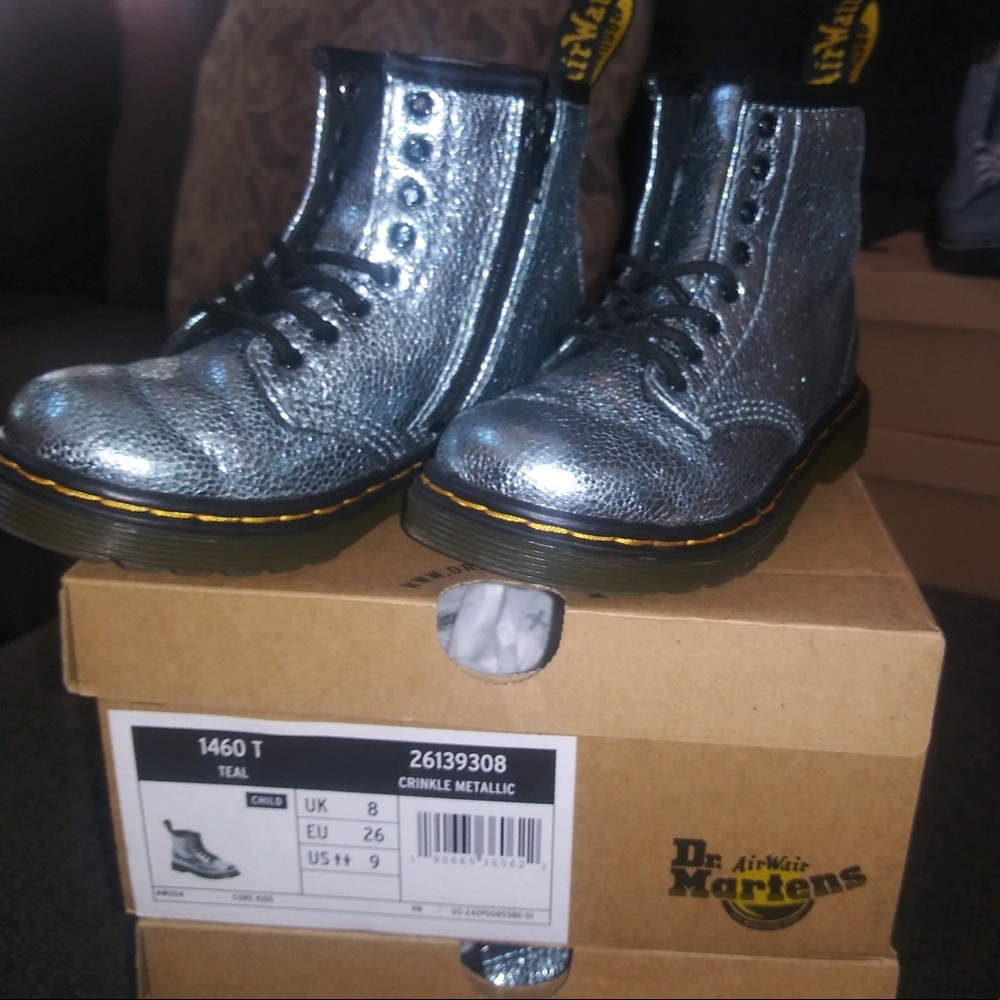 Dr. Martens Boots Crinkle Metallic SIZE 9 toddler in good condition!
